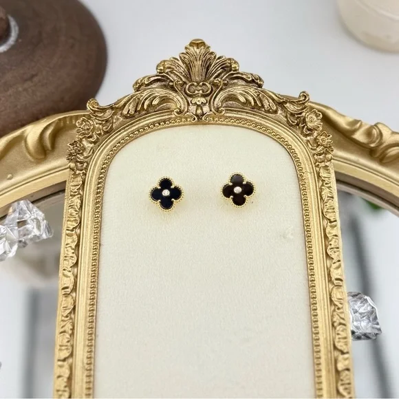 Lucky Alhambra Black Clover Stud Earrings with Logo – Elegant Everyday Luxury